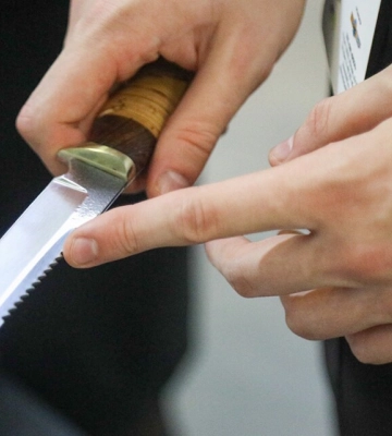 В Киеве ученик напал с ножом на учительницу и одноклассника