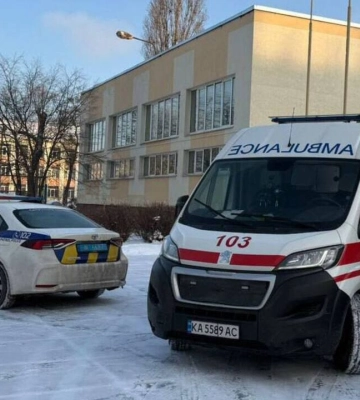 У Києві учень прийшов до школи з ножем та напав на вчительку і однокласника – поліція