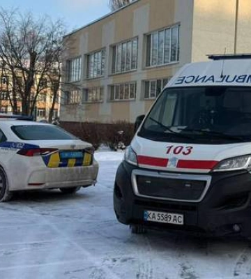 В Киеве в школе ученик напал с ножом на учительницу и одноклассника: что с пострадавшими