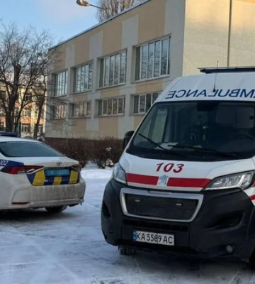В Киеве ученик пришел в школу с ножом и напал на учительницу и одноклассника