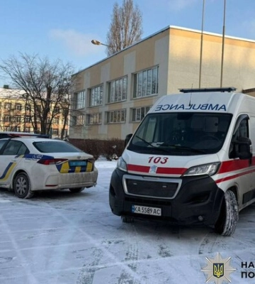 Школьник с ножом напал на учительницу и одноклассника в столице: что известно