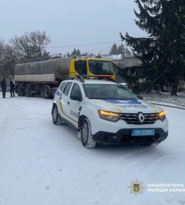 Копи прийшли на допомогу водієві у Краснокутській громаді – що вони зробили