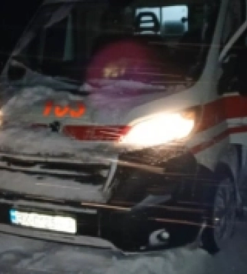 Уночі у Вараші карета швидкої допомоги застрягла у сніговому заметі