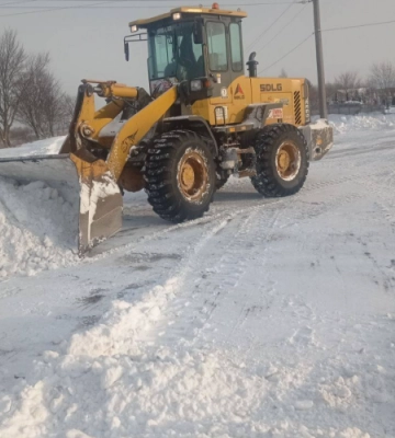 В деяких районах сніг ще йде: дорожники продовжують розчищати автошляхи на Волині