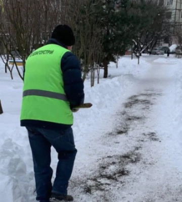 У Франківську взяли під варту водія за побиття комунальника, який йшов із лопатою розчищати сніг