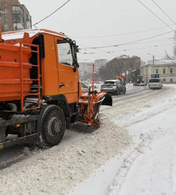 У Харкові комунальники усувають наслідки вчорашнього снігопаду 