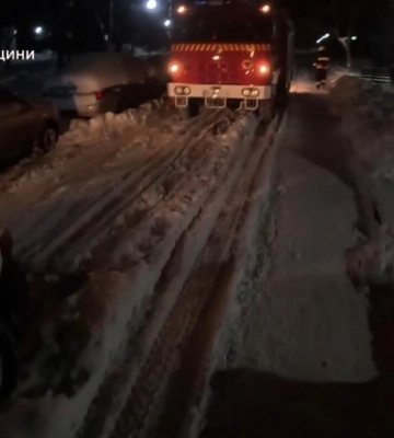 Уночі у Вараші карета швидкої допомоги застрягла у сніговому заметі