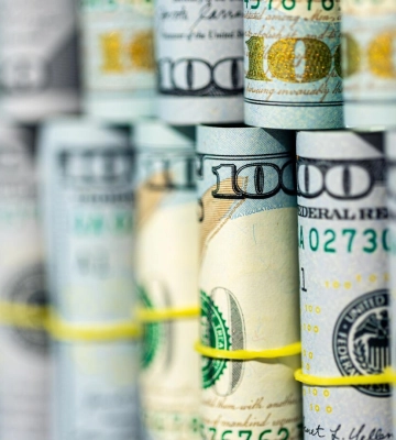 Курс долара тримається на максимумі: чи подорожчають продукти і пальне на АЗС
