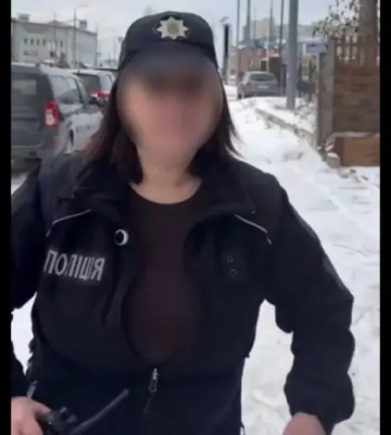 Поліцейська форма та російська музика: у Вінниці склали протокол на 19-річну дівчину