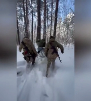 На Житомирщині прикордонники винесли з лісу чоловіка з сильним обмороженням. ВІДЕО