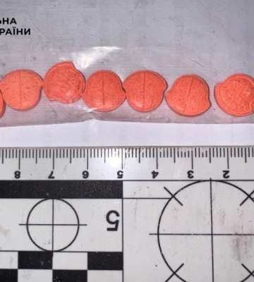 У Києві затримали жінку, яка збувала наркотики через таксистів (ФОТО)