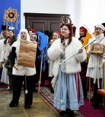 Медики Рівненської обласної лікарні знову колядують для ЗСУ