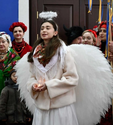 Медики Рівненської обласної лікарні знову колядують для ЗСУ