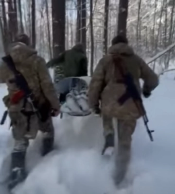 На Житомирщині прикордонники винесли з лісу чоловіка з сильним обмороженням. ВІДЕО