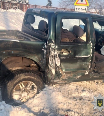 На Житомирщині внаслідок потрійної ДТП потрапив до лікарні водій одного з автомобілів. ФОТО