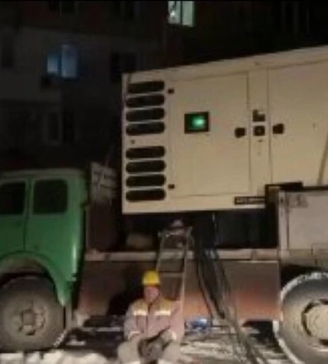У Дніпрі заживляють багатоповерхівки через мобільні генератори