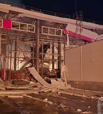 Пожежа після нічного обстрілу поштового термінала у передмісті Харкова: врятовано 30 людей