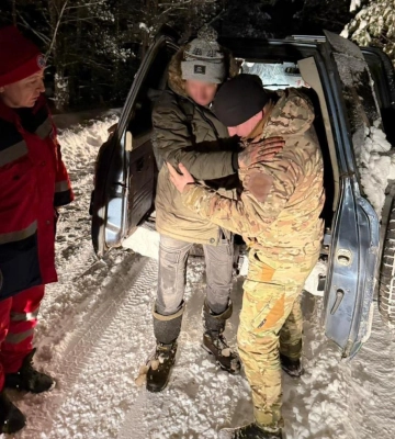 Заблукали в лісі та отримали обмороження: виявили двох чоловіків, які намагалися перетнути кордон на Рівненщині