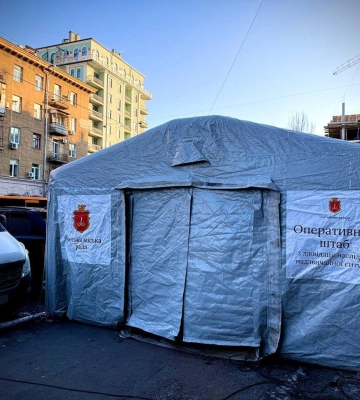 Зима без вікон і дверей: комунальники ліквідовують наслідки нічного обстрілу в Одесі, - ФОТО