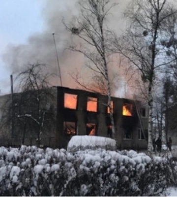 У селищі на Волині горить багатоквартирний будинок 