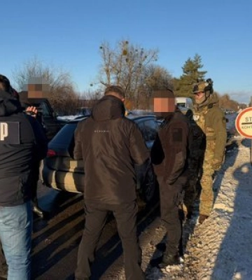 Посадовець митного поста на Буковині брав по $100 за кожен незаконно ввезений iPhone. Його затримали, - ДБР. ВІДЕО+ФОТОрепортаж