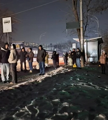 Автобуси замість трамваїв у Києві: пасажири скаржаться на збої у додатках та довге очікування