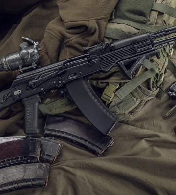 Пенсионерка в Ивано-Франковской области закопала в своем дворе АК-74: суд вынес приговор