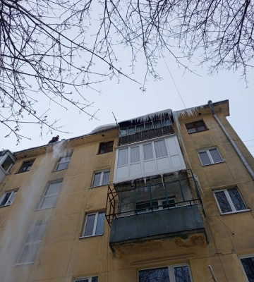 У Львові почали збивати бурулі і чистити дахи
