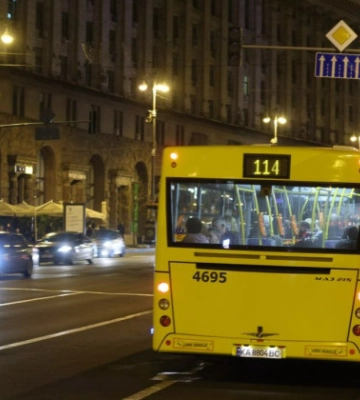Без трамваїв і тролейбусів через проблеми зі світлом: як їздить правий берег Києва