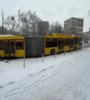 На правому березі Києва зупинили електротранспорт та запустили автобуси