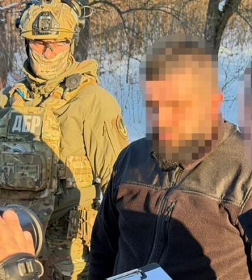 Посадовець митного поста на Буковині брав по $100 за кожен незаконно ввезений iPhone. Його затримали, - ДБР. ВІДЕО+ФОТОрепортаж