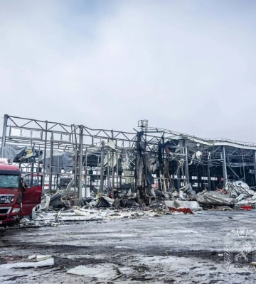 Показано наслідки ракетної атаки на термінал «Нової пошти» під Харковом