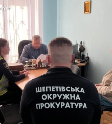 Викинув собаку з вікна - на Хмельниччині чоловіку повідомлено про підозру