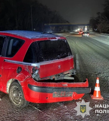 На Київщині легковик потрапив у металевий відбійник, а його пасажир до лікарні