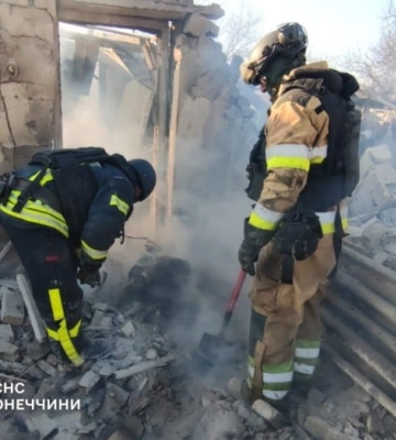Сім російських ударних дронів атакували Староварварівку на Донеччині, загинула людина