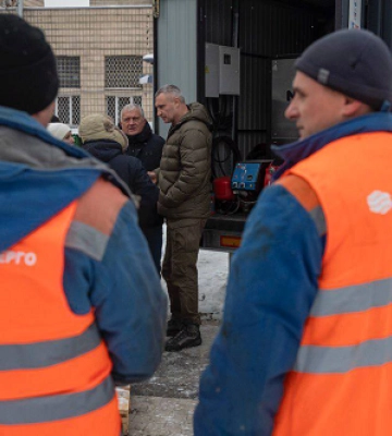 Фахівці, які ліквідовують наслідки обстрілів у Києві, отримають додаткові виплати — деталі