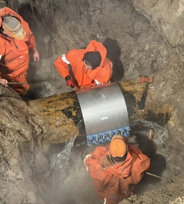 Прорвало воду у Львові. Без водопостачання десятки вулиць (відео)