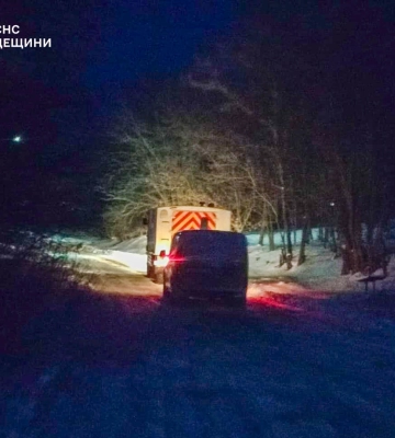 На Одещині рятувальники визволили вантажівку з крижаної пастки