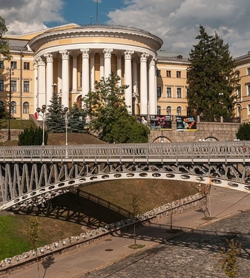 Прокуратура вимагає повернути державі будівлю колишнього Жовтневого палацу