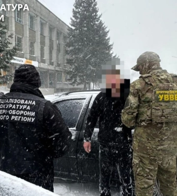 Трансфер за кордон за 12 тисяч доларів: затримали прикордонника