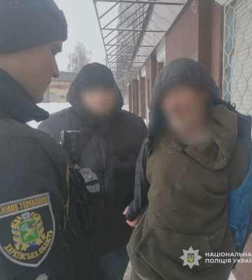 У Харкові чоловік вдарив ножем знайомого: потерпілий сховався у під’їзді