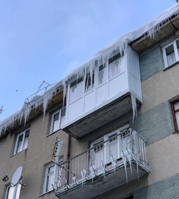 Гігантські бурульки захопили покрівлі луцьких будівель: містяни нажахані 