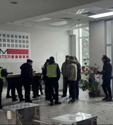 У Києві викрили масштабний шахрайський кол-центр із сотнями іноземців: "охоронці" напали на журналістів (оновлено)