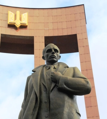 Во Львове "Шахед" упал возле памятника Бандере: взрывной волной задело человека