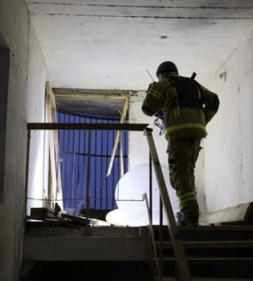 Уламки БпЛА впали на будинок у Солом’янському районі Києва. ФОТОрепортаж