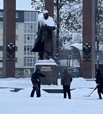 Атака на Львів: який вигляд має памʼятник Бандері після удару 