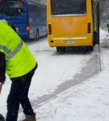 Техніка та комунальники Білгорода-Дністровського розчищують дороги від снігу