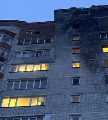 Влучання дрона у 15-поверхівку в Солом’янському районі: поліція показала наслідки