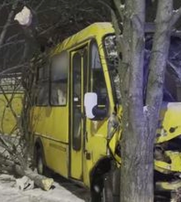У Кременчуці автобус з пасажирами протаранив дерево