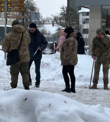 Змусило життя: чому військові продають у Луцьку парфуми за донат
